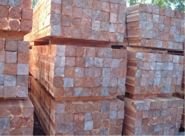 原木を手作り生産